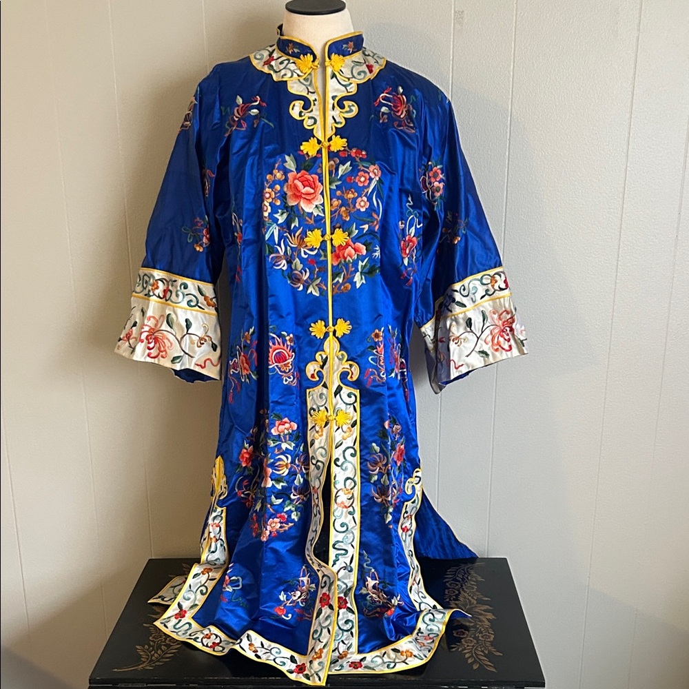 Vintage 1950’s-1960s Bai Hua blue embroidered kimono robe silk blend
